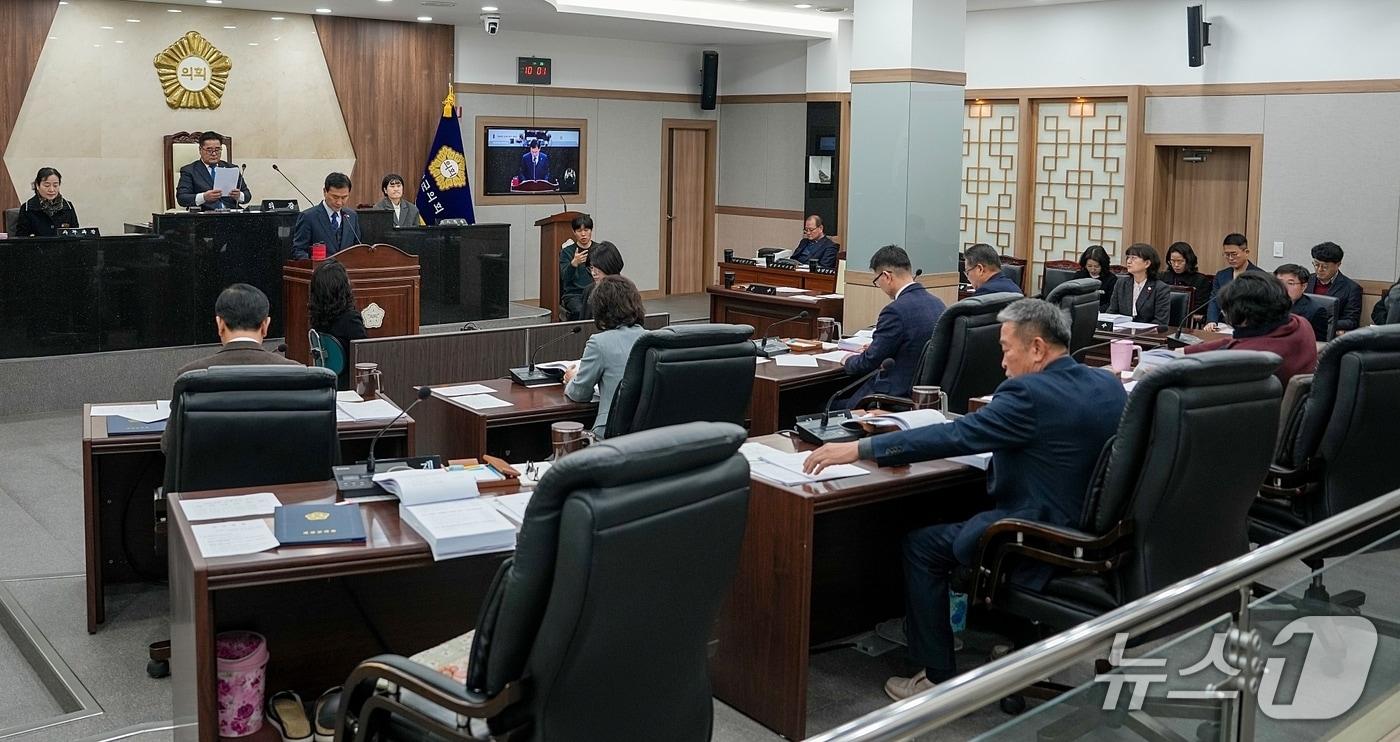 본문 이미지 - 충북 괴산군의회는 23일 7차 본회의를 끝으로 9일간의 일정으로 진행한 348회 임시회를 마무리했다.(괴산군의회 제공, 재판매 및 DB금지)/뉴스1