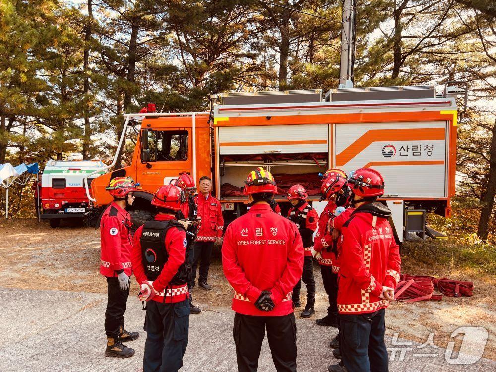 본문 이미지 - 23일 남부지방산림청 영덕국유림관리소는 지난 20일부터 5월 15일까지 '봄철 산불조심기간'으로 정해 산불 발생 예방에 행정력을 집중하고 있다고 밝혔다. 