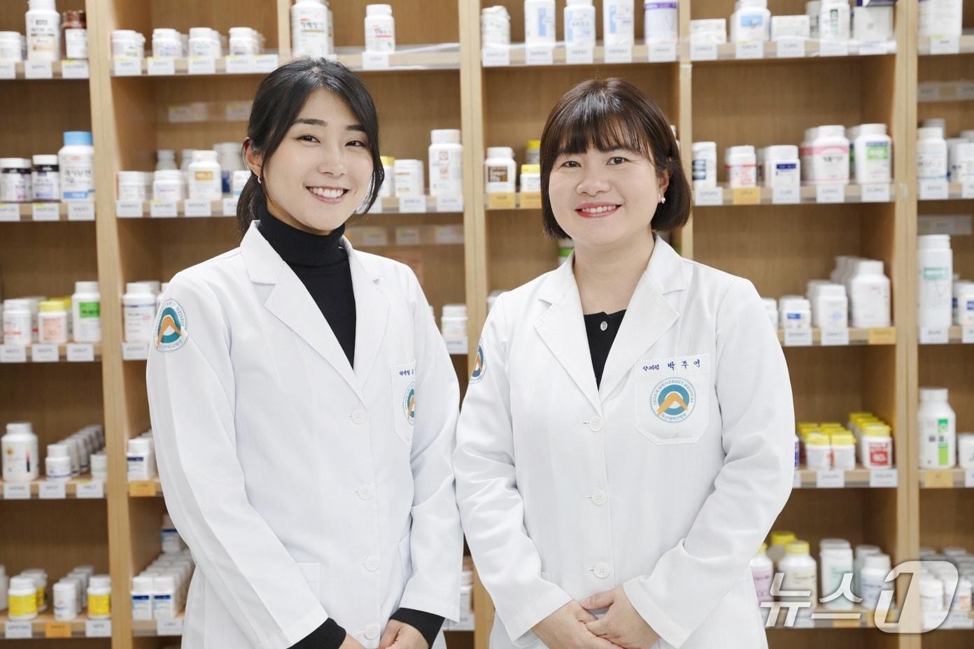 본문 이미지 - 울산대학교 병원 조민경 약사(왼쪽), 박주영 약사.(울산대학교병원 제공. 재판매 및 DB금지)/뉴스1