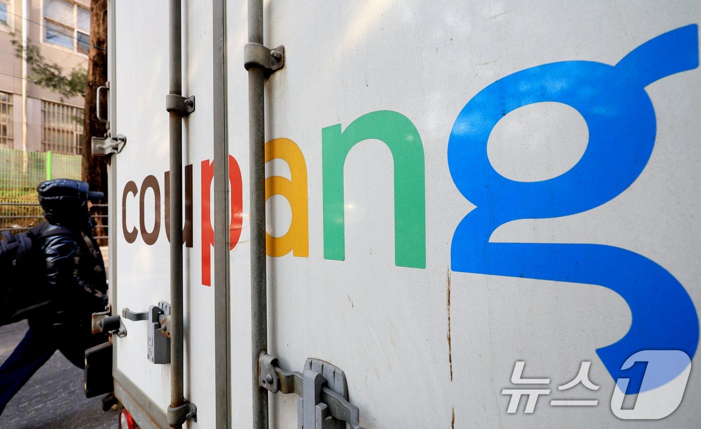 본문 이미지 - 서울시내에 주차된 쿠팡배송 차량 앞을 시민들이 지나가고 있다. 2026.1.23 ⓒ 뉴스1 이호윤 기자