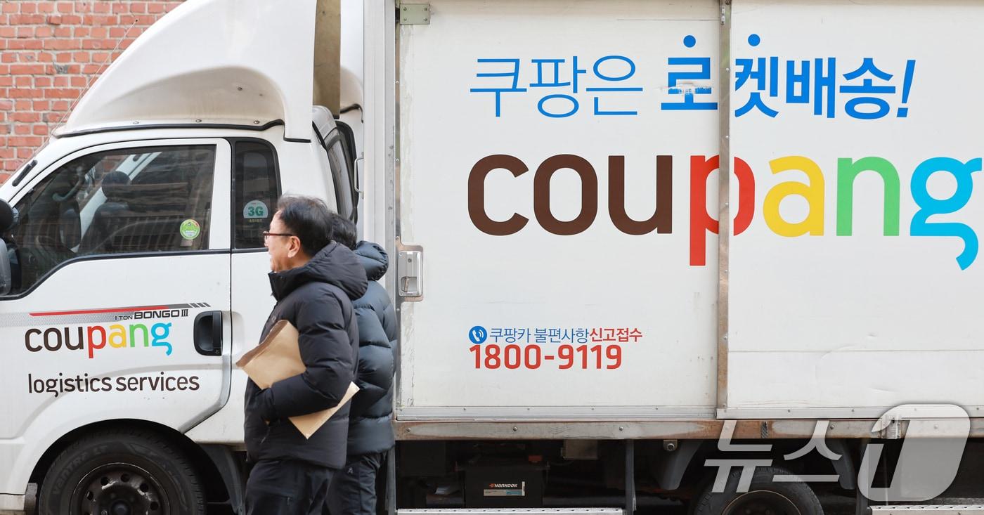 본문 이미지 - 사진은 이날 서울시내에 주차된 쿠팡배송 차량 앞을 시민들이 지나가고 있다. 2026.1.23/뉴스1 ⓒ News1 이호윤 기자