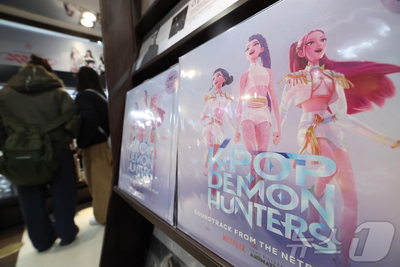 본문 이미지 - 서울 종로구 교보문고 광화문점에 케이팝 데몬 헌터스 음반이 진열된 모습. 2026.1.23 ⓒ 뉴스1 권현진 기자