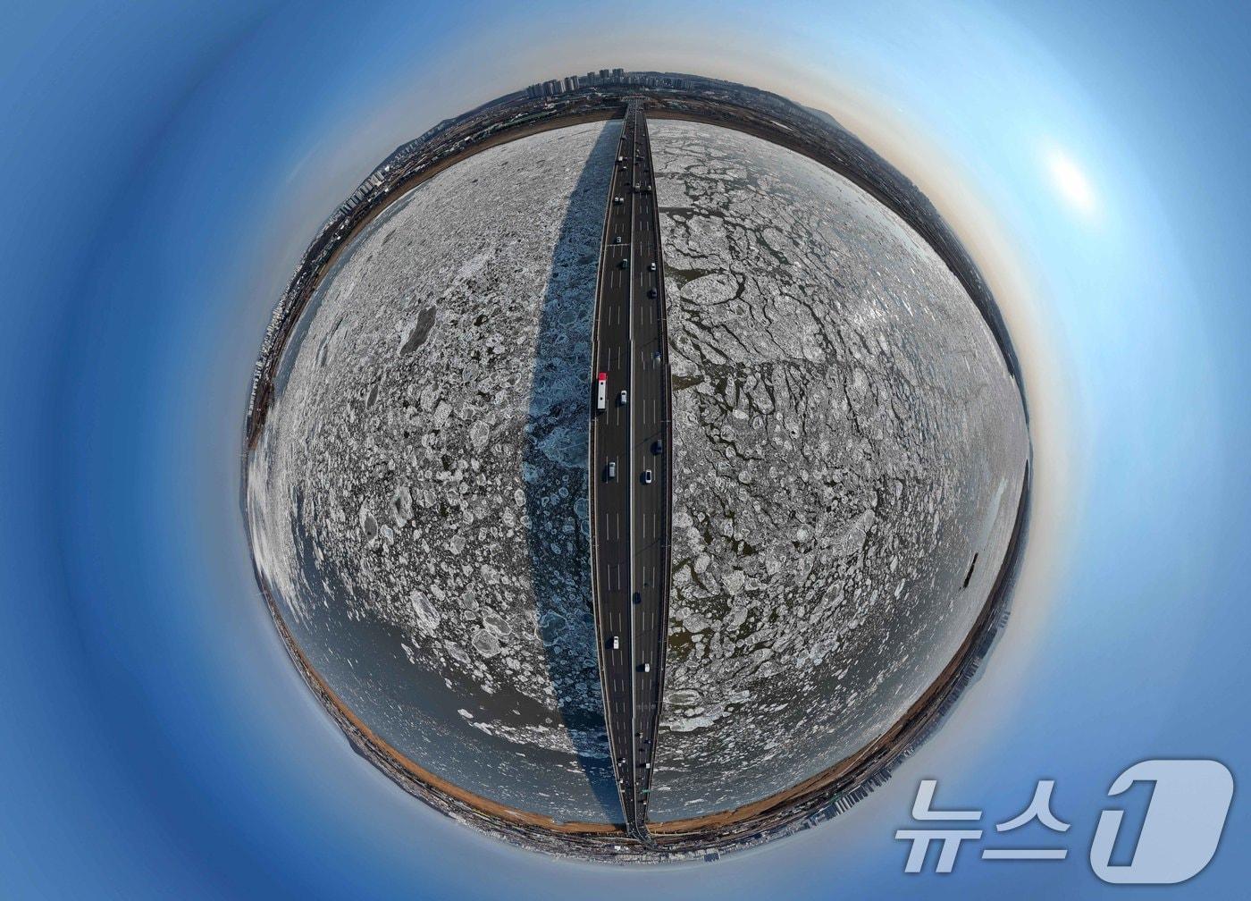 본문 이미지 - 연일 한파가 이어지고 있는 23일 경기 김포시 일산대교 일대 한강 위에 유빙이 떠다니고 있다. 2026.1.23/뉴스1 ⓒ News1 김도우 기자