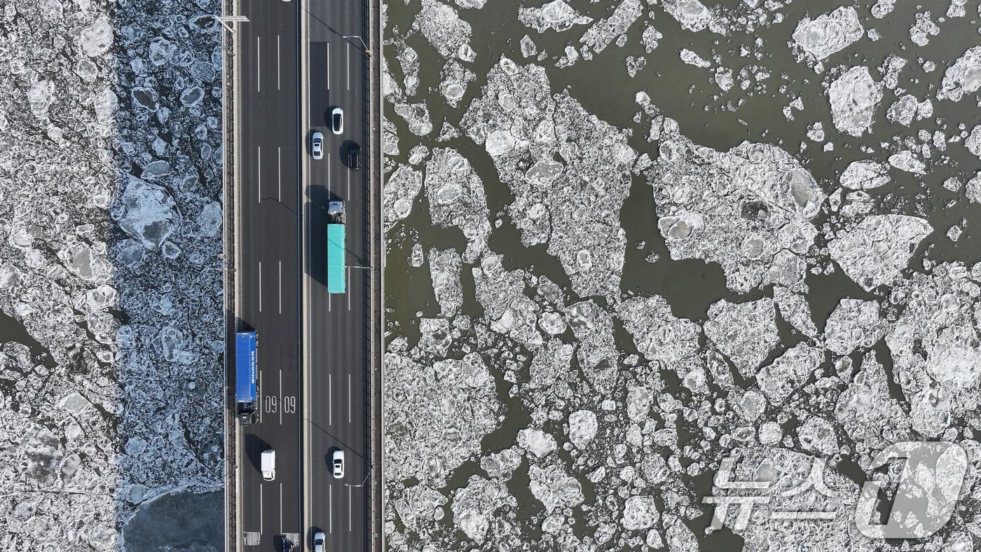 본문 이미지 - 연일 한파가 이어지고 있는 23일 경기 김포시 일산대교 일대 한강 위에 유빙이 떠다니고 있다./뉴스1 ⓒ News1 김도우 기자