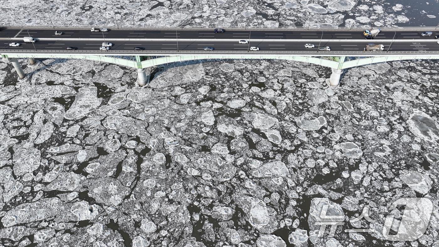 본문 이미지 - 연일 한파가 이어지고 있는 경기 김포시 일산대교 일대 한강 위에 유빙이 떠다니고 있다. /뉴스1 ⓒ News1 김도우 기자