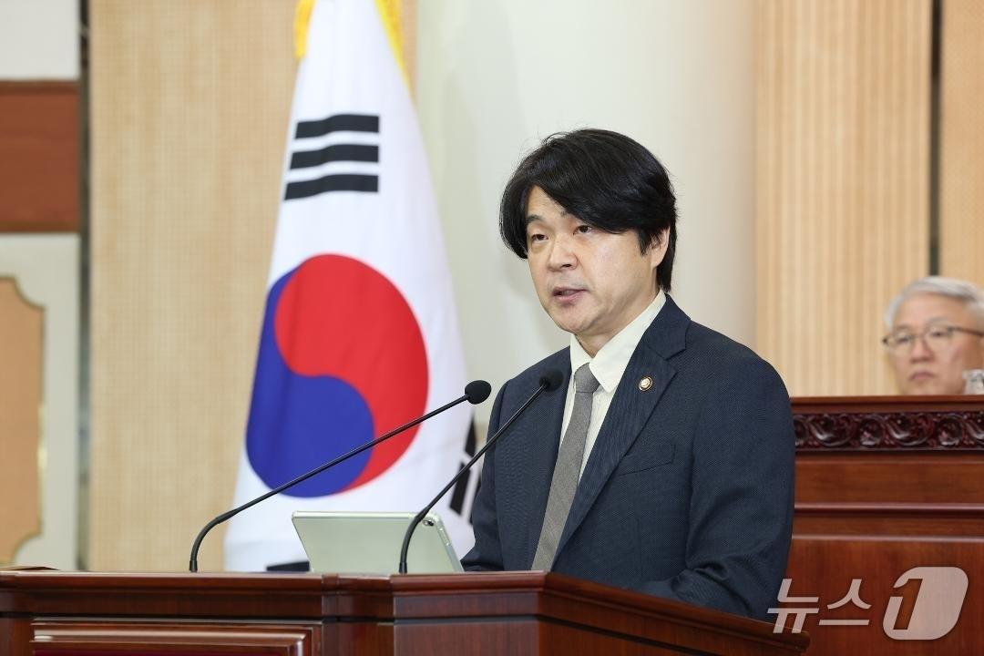 본문 이미지 - 23일 고양특례시의회 본회의장에서 신현철 의원이 '5분 자유발언'을 통해 국토부 승인 도시철도망의 조속한 사업 추진을 요구하고 있다. (고양시의회 제공, 재판매 및 DB금지)