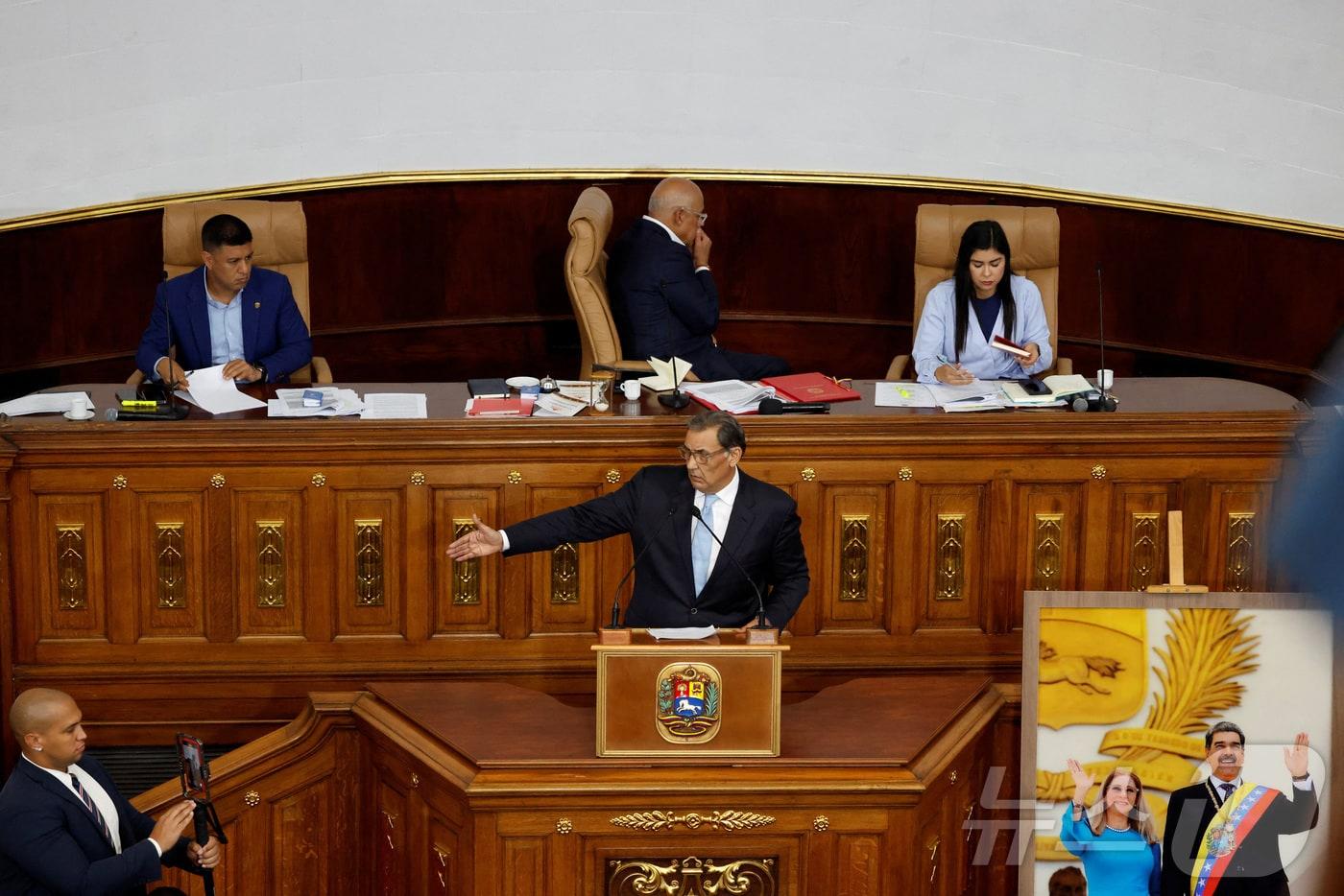 본문 이미지 - 22일(현지시간) 베네수엘라 의회 본회의에서 호르헤 로드리게스 국회의장, 페드로 인판테 제1부의장, 그레시아 콜메나레스 제2부의장이 석유법 개정안을 논의하고 있다. 2026.01.22. ⓒ 로이터=뉴스1 ⓒ News1 윤다정 기자
