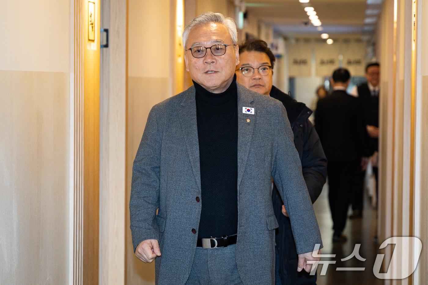 본문 이미지 - 더불어민주당 초선의원 모임인 '더민초' 대표인 이재강 의원이 23일 서울 여의도 한 식당에서 정청래 대표의 조국혁신당 합당 추진 등 관련 논의를 위한 오찬 회동에 참석하고 있다. 2026.1.23/뉴스1 ⓒ News1 유승관 기자