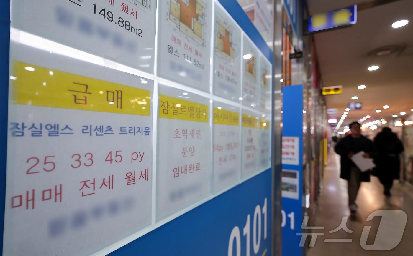 본문 이미지 - 이재명 대통령이 오는 5월 9일 만료를 앞둔 '다주택자 양도소득세 중과 면제' 제도에 대해 기간 연장을 전혀 고려하지 않고 있다고 밝힌 23일 서울 시내 한 공인중개사에 아파트 매매 및 전세 매물 시세가 게시돼 있다. 다주택자 양도세 중과는 조정대상지역 내 주택을 두 채 이상 보유한 사람이 집을 팔 때 기본세율에 일정 비율의 가산 세율을 추가로 얹어 과세하는 제도다. 2026.1.23/뉴스1 ⓒ News1 김성진 기자