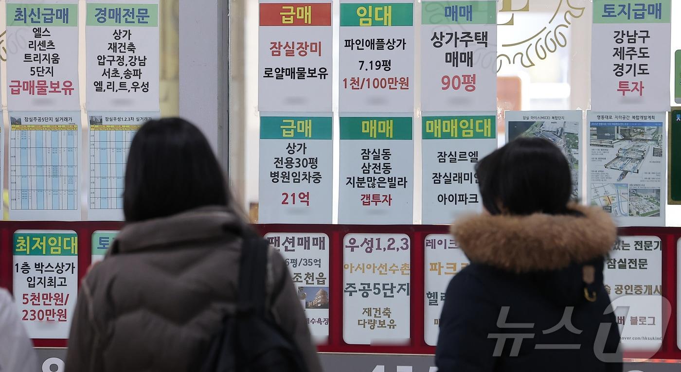 본문 이미지 - 이재명 대통령이 오는 5월 9일 만료를 앞둔 '다주택자 양도소득세 중과 면제' 제도에 대해 기간 연장을 전혀 고려하지 않고 있다고 밝힌 지난달 23일 서울의 공인중개사에 아파트 매매 및 전세 매물 시세가 게시돼 있다. 뉴스1 ⓒ News1 김성진 기자