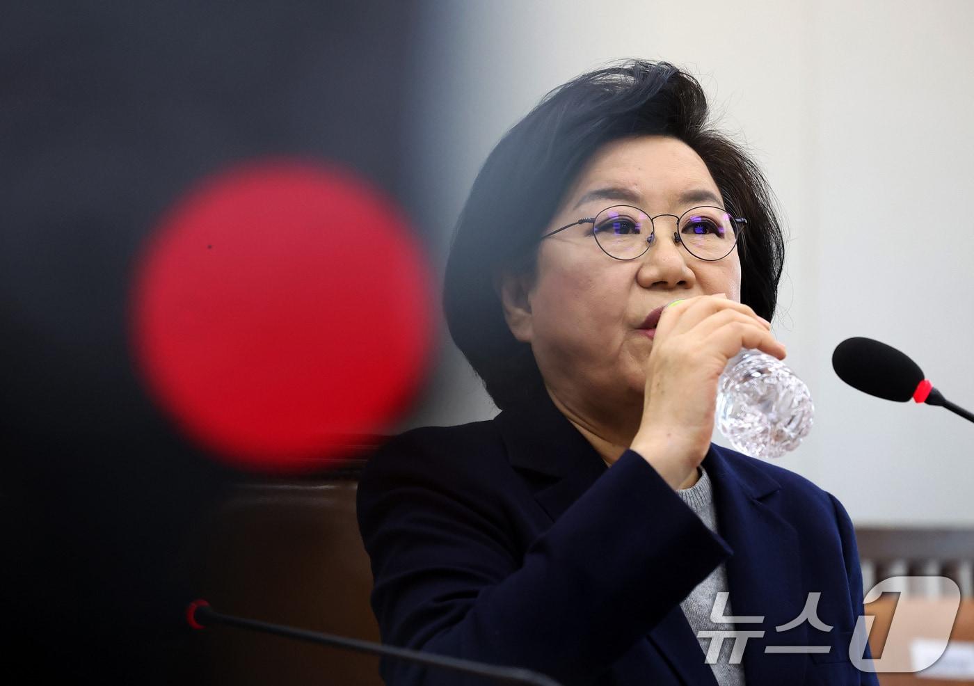 본문 이미지 - 이혜훈 기획예산처 장관 후보자가 23일 서울 여의도 국회에서 열린 제431회국회(임시회) 재정경제기획위원회 인사청문회에 출석해 물을 마시고 있다. 2026.1.23/뉴스1 ⓒ News1 국회사진기자단