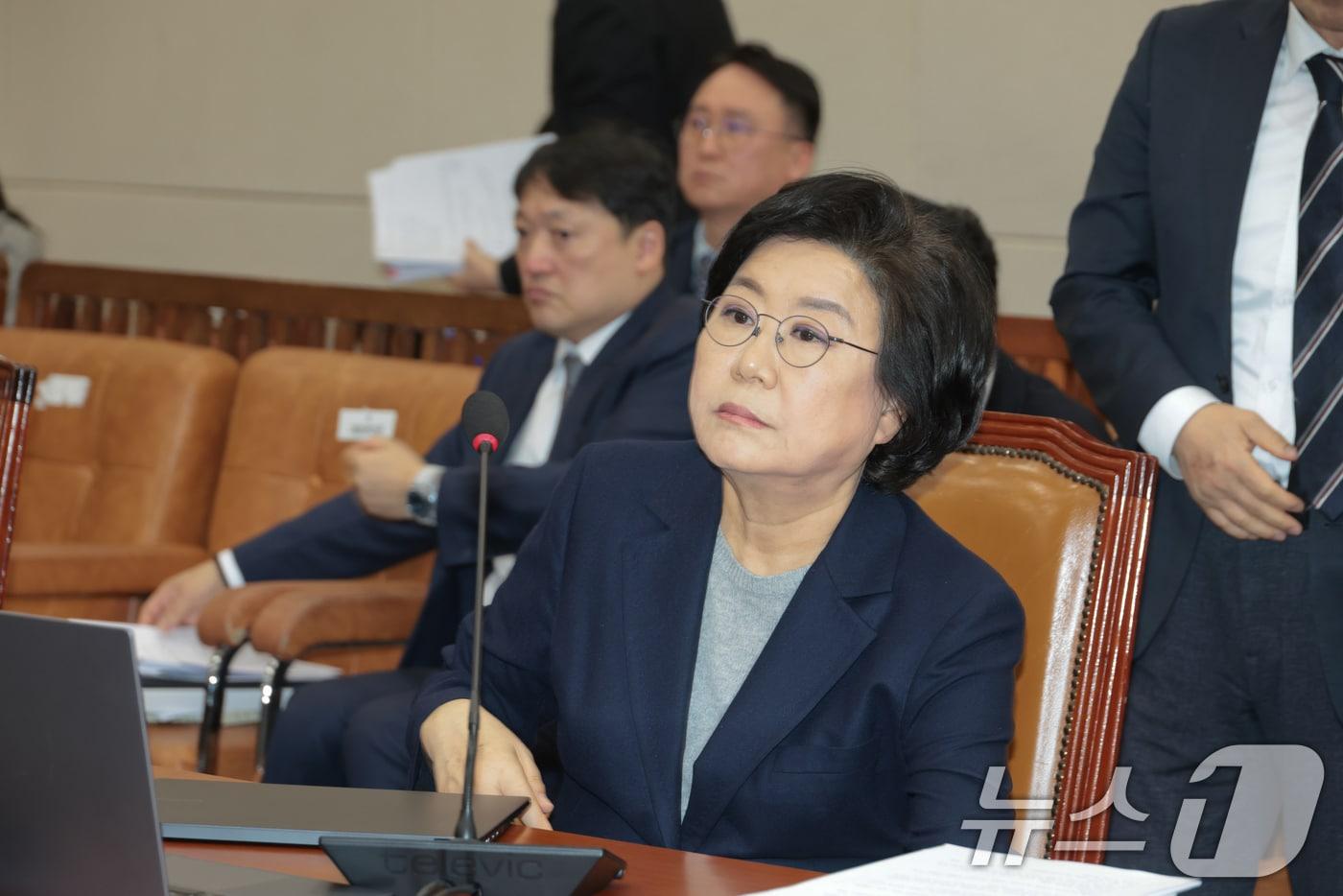 본문 이미지 - 23일 국회 재정경제기획위원회에서 열린 이혜훈 기획예산처 장관 후보자에 대한 인사청문회 오전 질의가 끝나자 이 후보자가 자리를 떠나고 있다. 2026.01.23 2026.1.23/뉴스1 ⓒ News1 국회사진기자단