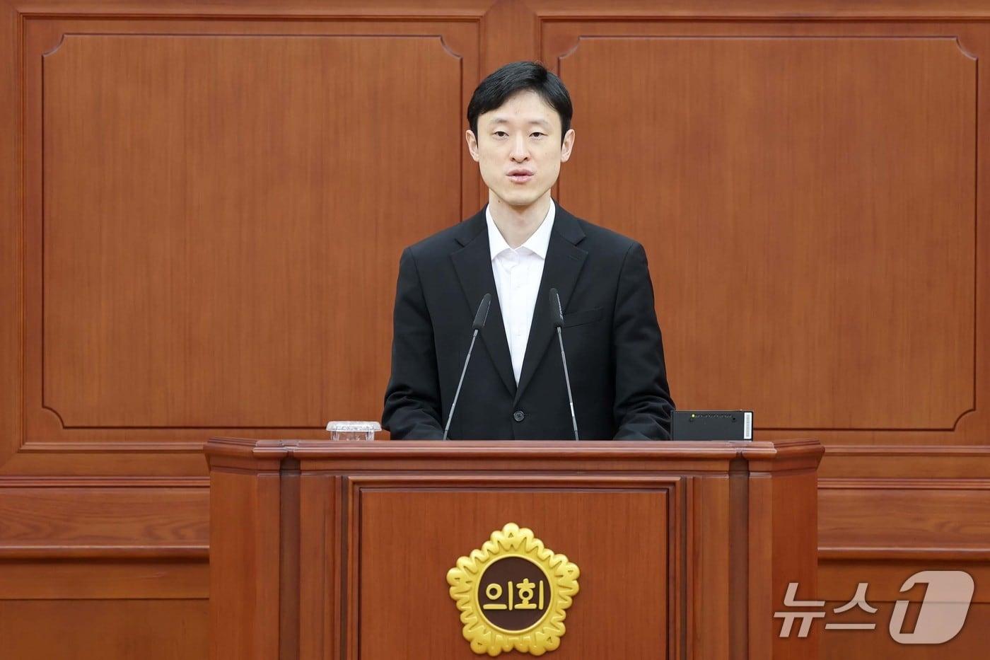 본문 이미지 - 이중호 대전시의원이 23일 본회의장에서 학교급식의 필수 공익사업 지정을 촉구하는 건의안에 대해 설명하고 있다. (시의회 제공) / 뉴스1