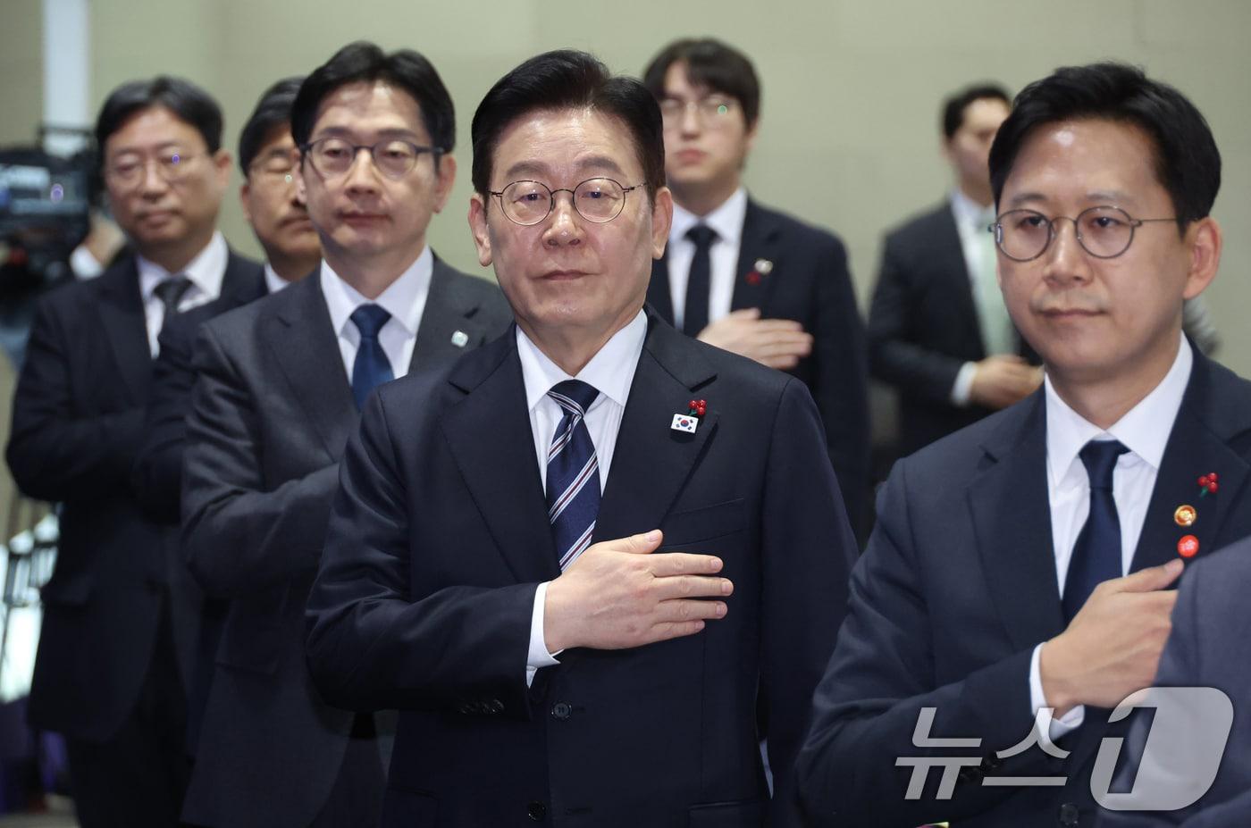 본문 이미지 - 이재명 대통령이 23일 울산전시컨벤션센터에서 열린 '울산의 마음을 듣다' 타운홀 미팅에서 국민의례를 하고 있다. 2026.1.23/뉴스1 ⓒ News1 허경 기자