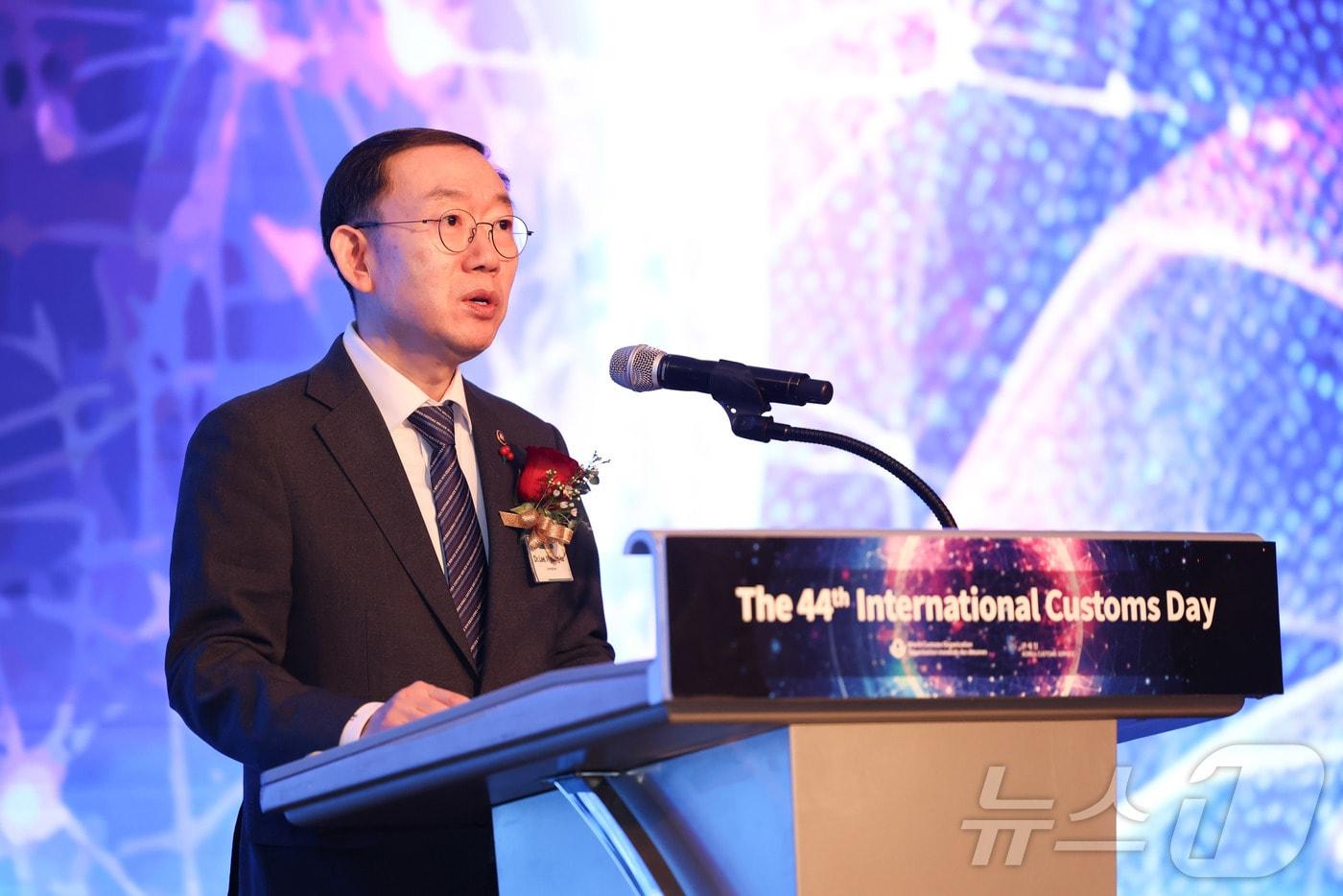 본문 이미지 - 이명구 관세청장이  '제 44회 국제 관세의 날 행사'에서 축사를 하고 있다. (사진은 기사 내용과 무관함)  (관세청 제공. 재판매 및 DB 금지) 2026.1.23 ⓒ 뉴스1