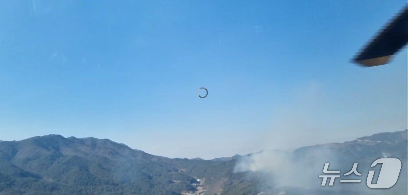 본문 이미지 - 23일 낮 12시29분쯤 경북 봉화군 재산면의 한 야산에서 산불이 나 산림 당국이 진화 중이다.(산림청 제공. 재판매 및 DB금지)