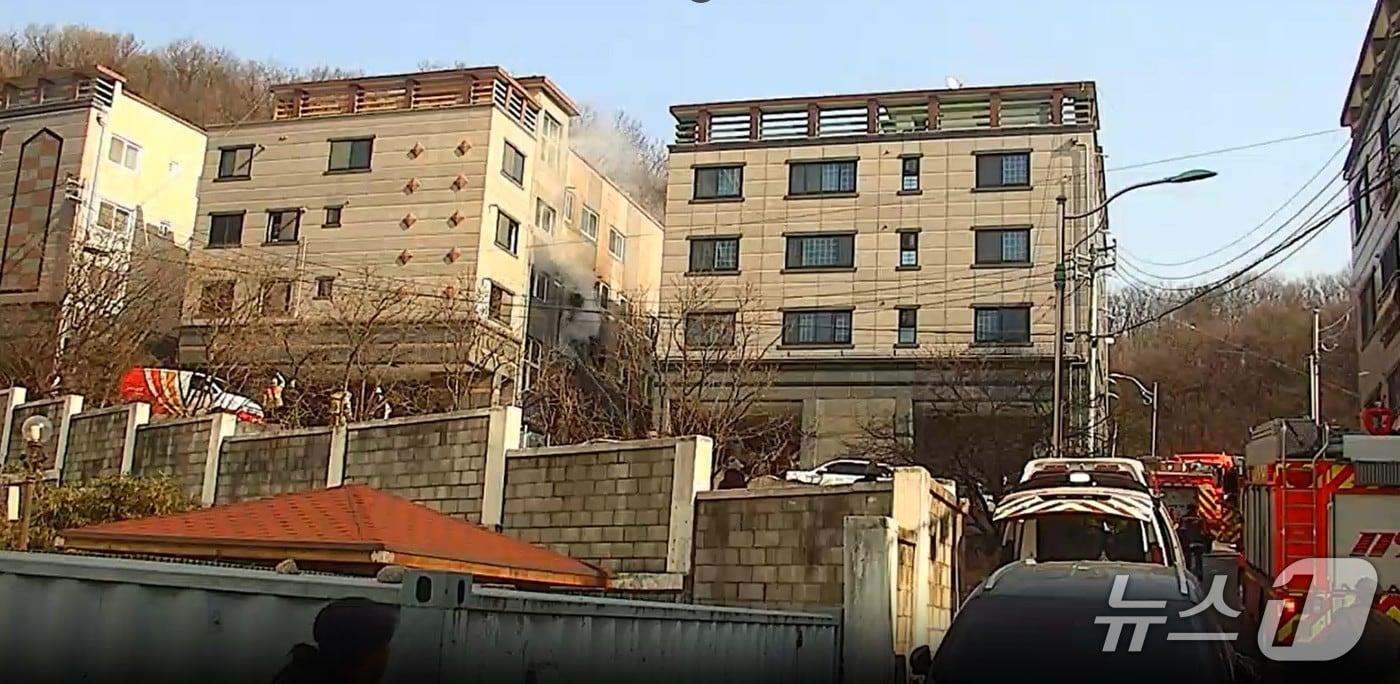 본문 이미지 - 23일 낮 12시 26분쯤 경북 김천시 신음동 5층 원룸 건물에서 불이 나 소방 당국이 진화하고 있다.(경북소방본부 제공. 재판매 및 DB 금지)2026.1.23/뉴스1