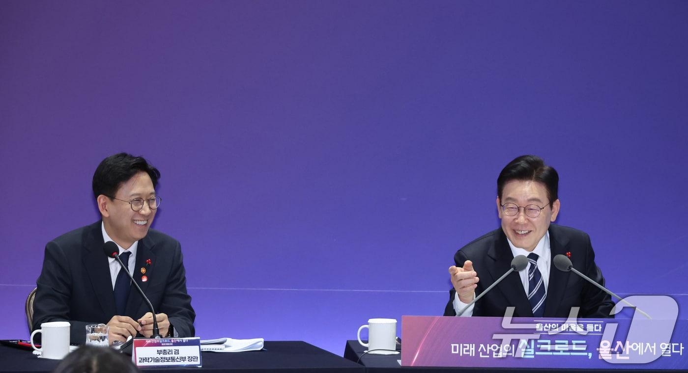 본문 이미지 - 이재명 대통령이 22일 울산전시컨벤션센터에서 열린 '울산의 마음을 듣다' 타운홀미팅 간담회에서 배경훈 과학기술정보통신부 장관과 울산에서 처음 만났던 인연을 이야기하며 웃고 있다. ⓒ News1 허경 기자