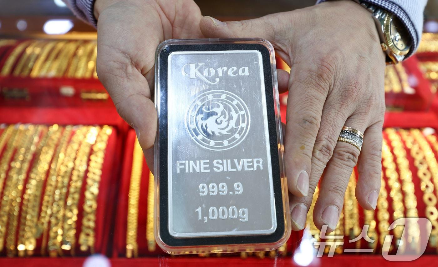 본문 이미지 - 금·은 가격이 연일 고공행진하는 23일 서울 종로구 한 금은방에서 직원이 실버바를 정리하고 있다. 14시 24분 기준 현물기준 금 국 시세는 온스당 4천958.29달러, 은 시세는 98.67달러를 기록중이다. 2026.1.23/뉴스1 ⓒ News1 최지환 기자