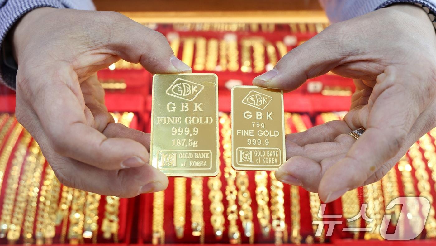 본문 이미지 - 23일 서울 종로구 한 금은방에서 직원이 골드바를 정리하고 있다. 2026.1.23/뉴스1 ⓒ News1 최지환 기자