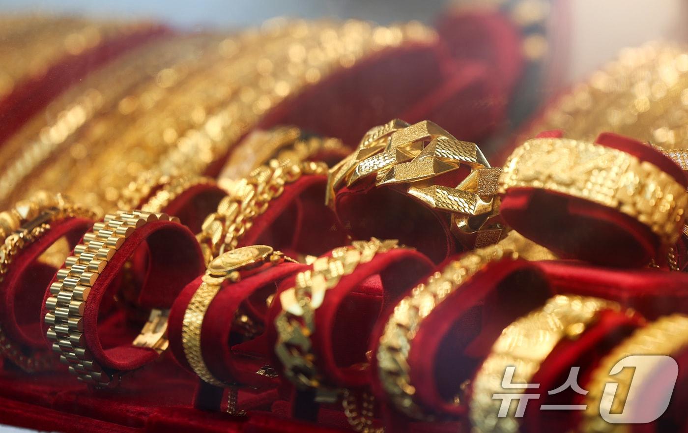 본문 이미지 - 서울 종로구 한 금은방에 금 제품이 진열되어 있다. 2026.1.23/뉴스1 ⓒ News1 최지환 기자