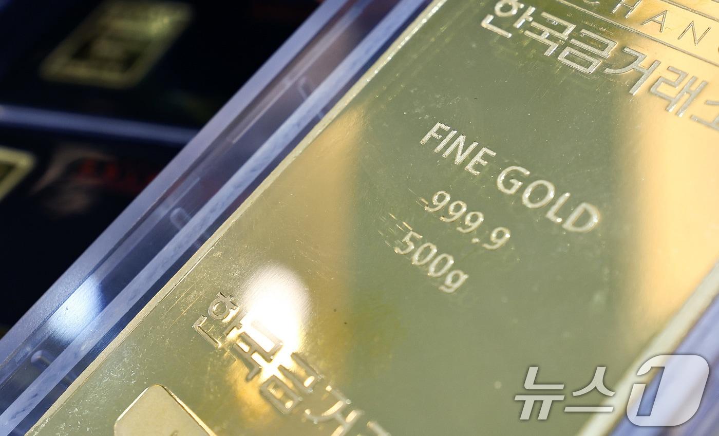 본문 이미지 - 23일 서울 종로구 한국금거래소에서 직원이 골드바를 정리하고 있다. 2026.1.23/뉴스1 ⓒ News1 최지환 기자