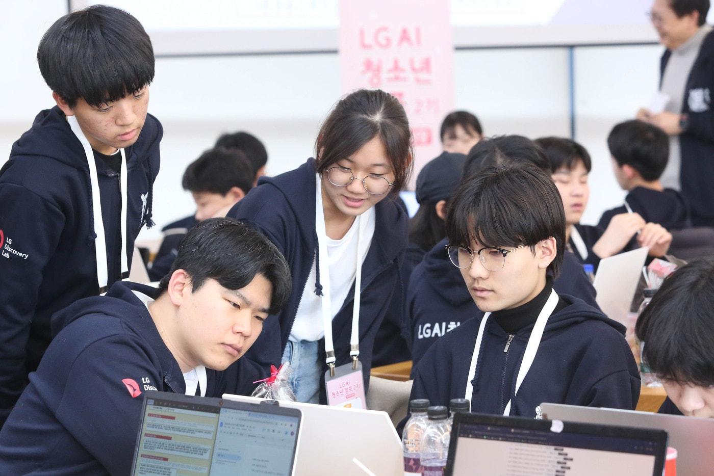 본문 이미지 - LG AI 청소년캠프 2기에 참가한 청소년들이 팀프로젝트를 하고 있는 모습.(LG그룹 제공)