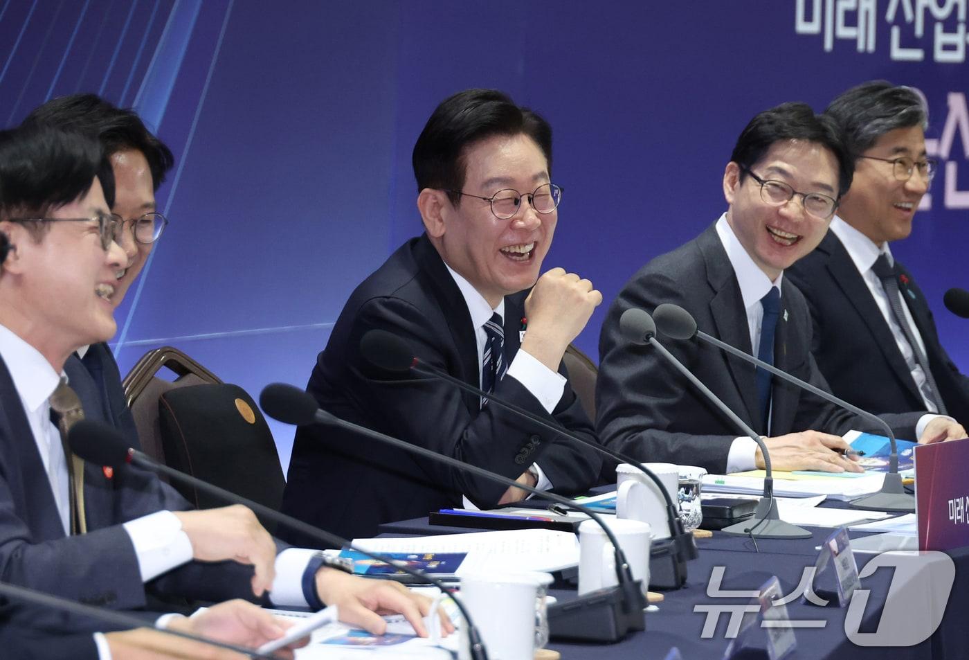 본문 이미지 - 이재명 대통령이 23일 울산전시컨벤션센터에서 열린 '울산의 마음을 듣다‘ 타운홀 미팅에서 발언하고 있다. 2026.1.23/뉴스1 ⓒ News1 허경 기자