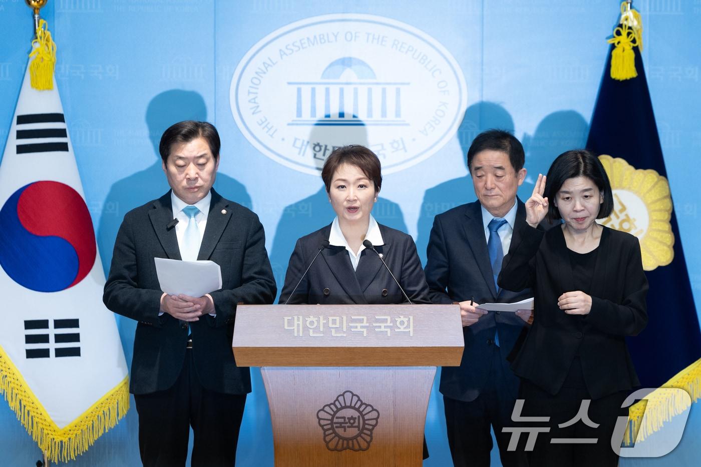 본문 이미지 - 이언주, 황명선, 강득구 더불어민주당 최고위원이 23일 서울 여의도 국회 소통관에서 정청래 대표의 조국혁신당과의 합당 제안과 관련해 규탄 및 사과를 촉구하는 기자회견을 하고 있다. 2026.1.23/뉴스1 ⓒ News1 이승배 기자