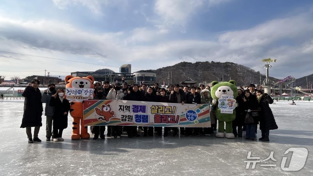 본문 이미지 - 강원도는 23일 화천 산천어축제장과 전통시장을 찾아 도민의 생생한 목소리를 듣는 ‘현장 밀착형 청렴 캠페인’을 실시했다.(강원도 제공. 재판매 및 DB금지)/뉴스1