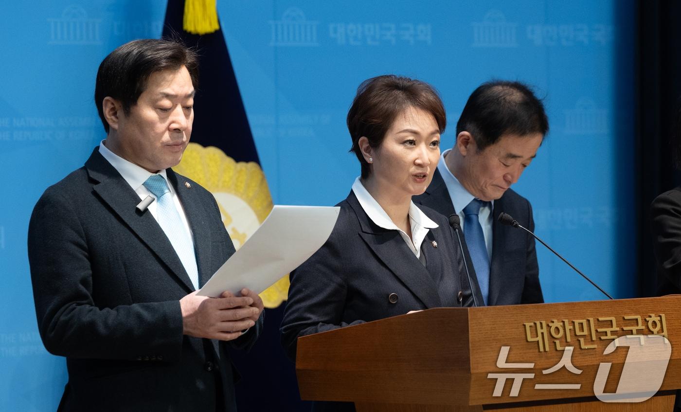 본문 이미지 - 이언주, 황명선, 강득구 더불어민주당 최고위원이 23일 서울 여의도 국회 소통관에서 정청래 대표의 조국혁신당과의 합당 제안과 관련해 규탄 및 사과를 촉구하는 기자회견을 하고 있다. 2026.1.23/뉴스1 ⓒ News1 이승배 기자