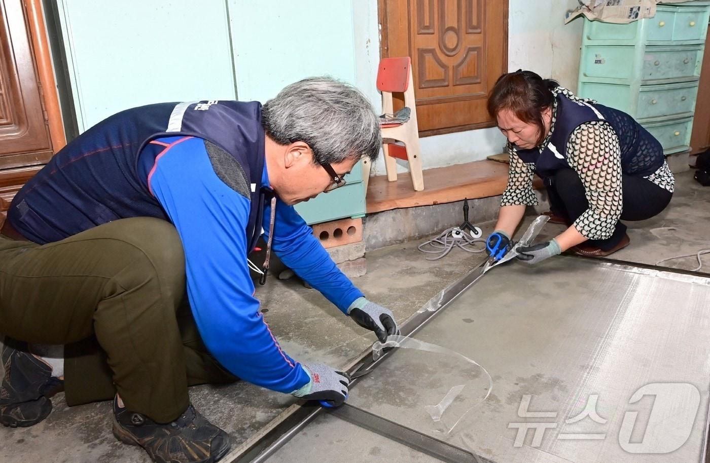 본문 이미지 - 경북 청송군이 운영 중인 ‘8282 민원처리 서비스’가 생활 속 불편을 신속히 해결하는 현장 중심 행정으로 주민들의 호응을 얻고 있다. ⓒ News1 김대벽기자