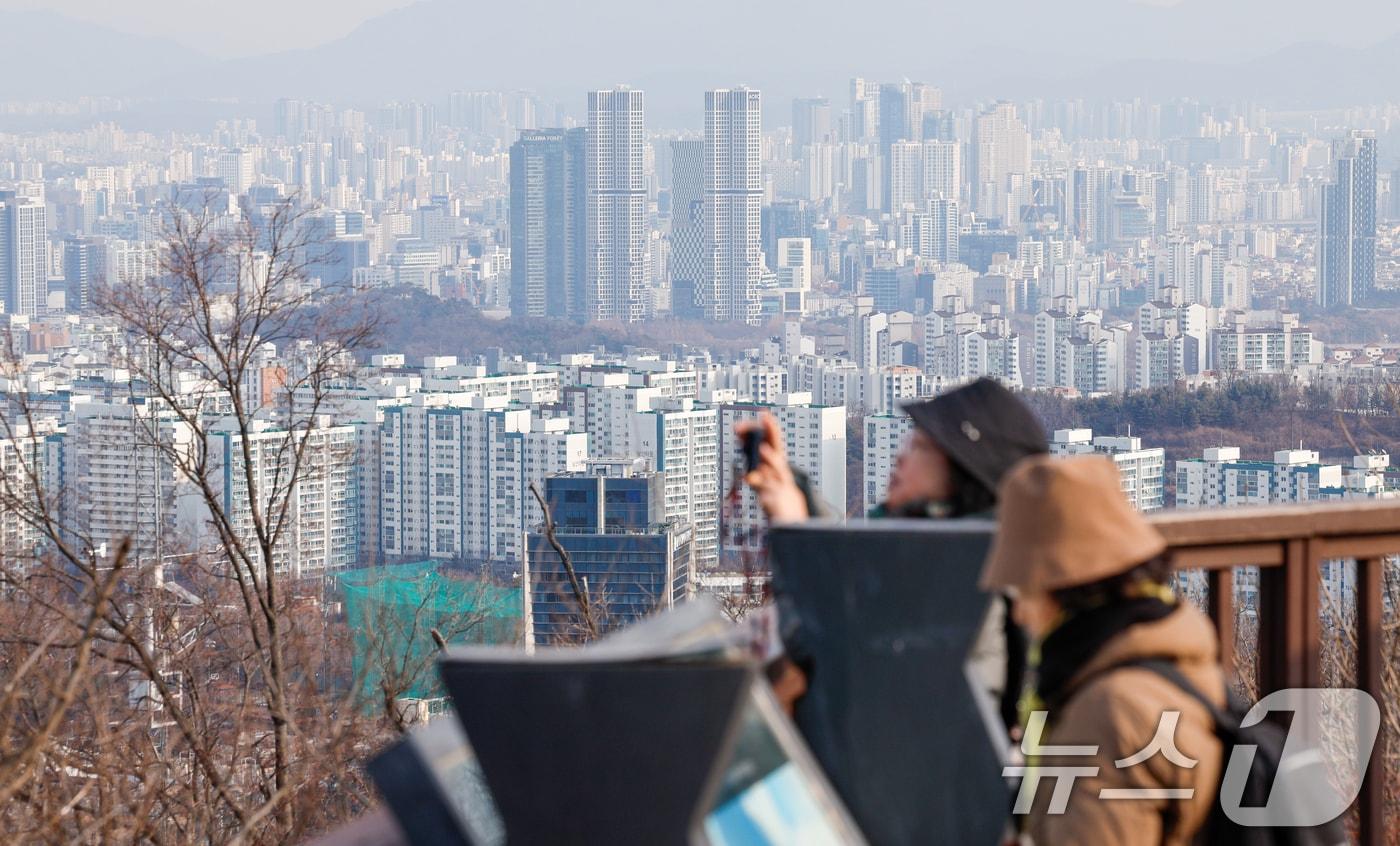 본문 이미지 - 23일 서울 남산에서 바라본 도심 아파트 단지. 한국은행이 이날 발표한 '2026년 1월 소비자동향조사 결과'에 따르면 1년 뒤 집값 전망을 나타내는 주택가격전망CSI는 124로 4년 3개월 만에 가장 높은 수준을 나타냈다. 2026.1.23/뉴스1 ⓒ News1 안은나 기자