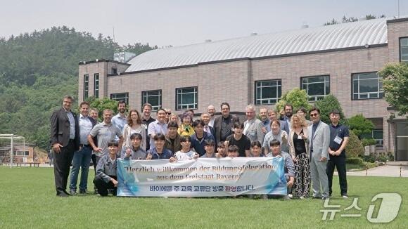 본문 이미지 - 목포중앙고 선생님과 학생들이 독일  바트아이블링직업학교 관계자들과 기념사진을 찍고 있다. (전남도교육청 제공, 재판매 및 DB 금지)/뉴스1 