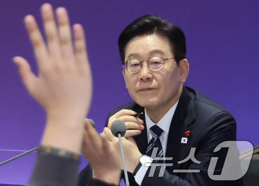 본문 이미지 - 이재명 대통령이 23일 울산전시컨벤션센터에서 열린 '울산의 마음을 듣다‘ 타운홀 미팅에서 참석자를 바라보고 있다. 2026.1.23/뉴스1 ⓒ News1 허경 기자