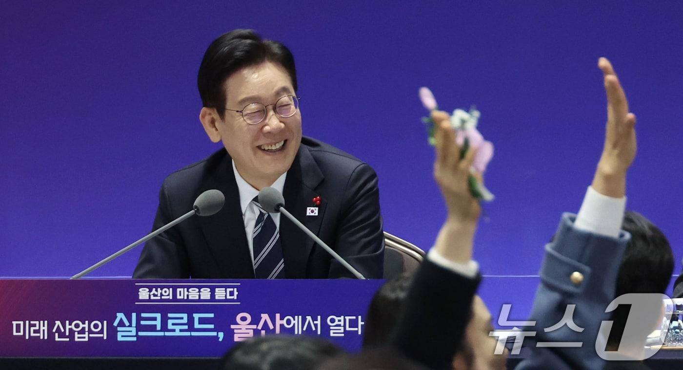 본문 이미지 - 이재명 대통령이 23일 울산전시컨벤션센터에서 열린 '울산의 마음을 듣다‘ 타운홀 미팅에서 환하게 웃고 있다. 2026.1.23/뉴스1 ⓒ News1 허경 기자