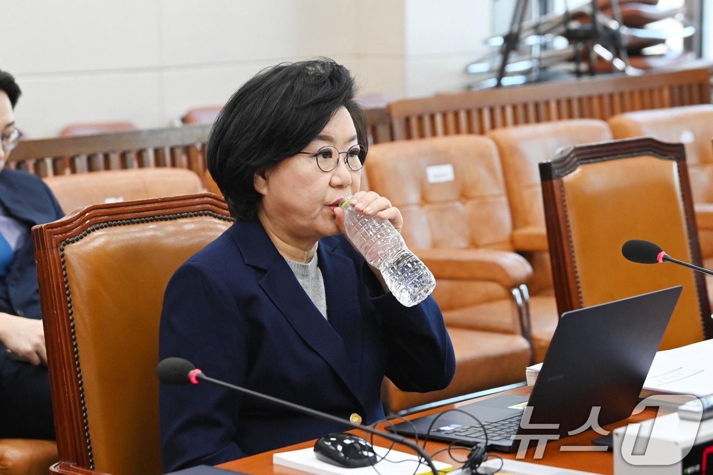 본문 이미지 - 이혜훈 기획예산처 장관 후보자가 23일 서울 여의도 국회에서 열린 제431회국회(임시회) 재정경제기획위원회 인사청문회에 출석해 물을 마시고 있다. 2026.1.23/뉴스1 ⓒ News1 국회사진기자단