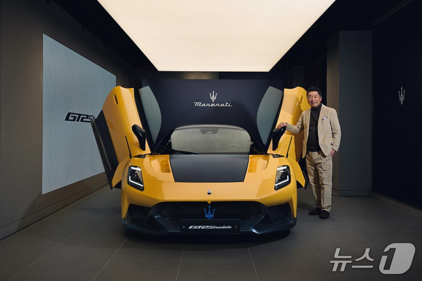 본문 이미지 - 다카유키 기무라 마세라티 코리아 총괄이 22일 경기 성남의 마세라티 판교 전시장에서 열린 미디어 대상 신년회에서 이날 국내 시장에 공식 출시한 스포츠카 'GT2 스트라달레'와 함께 기념 사진을 촬영한 모습(마세라티 코리아 제공). 2026.01.22.