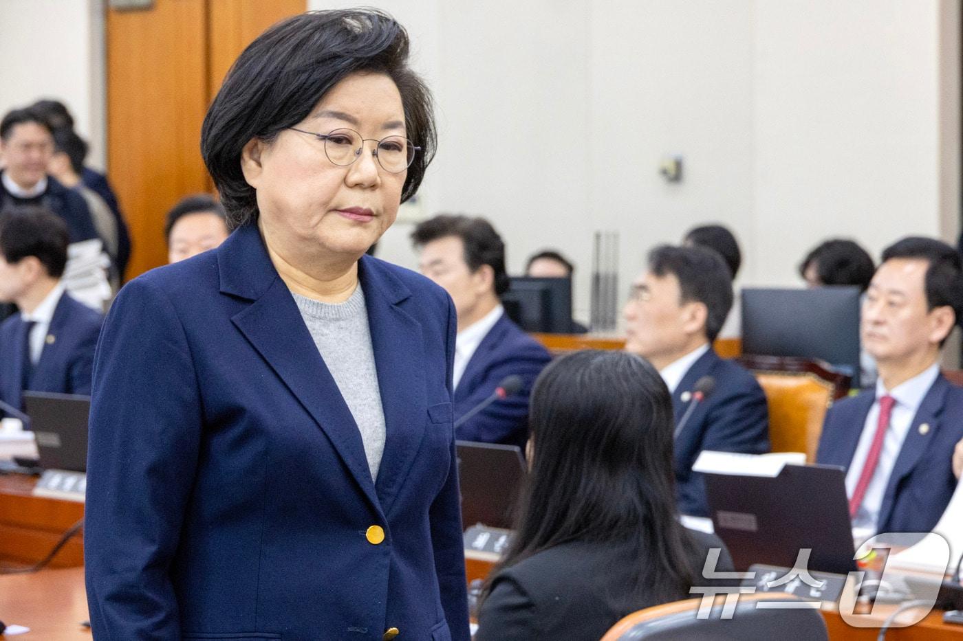 본문 이미지 - 이혜훈 기획예산처 장관 후보자가 23일 서울 여의도 국회에서 열린 제431회국회(임시회) 재정경제기획위원회 인사청문회에 출석 선서문을 임이자 위원장에게 제출한 뒤 자리로 향하고 있다. 2026.1.23/뉴스1 ⓒ News1 국회사진기자단