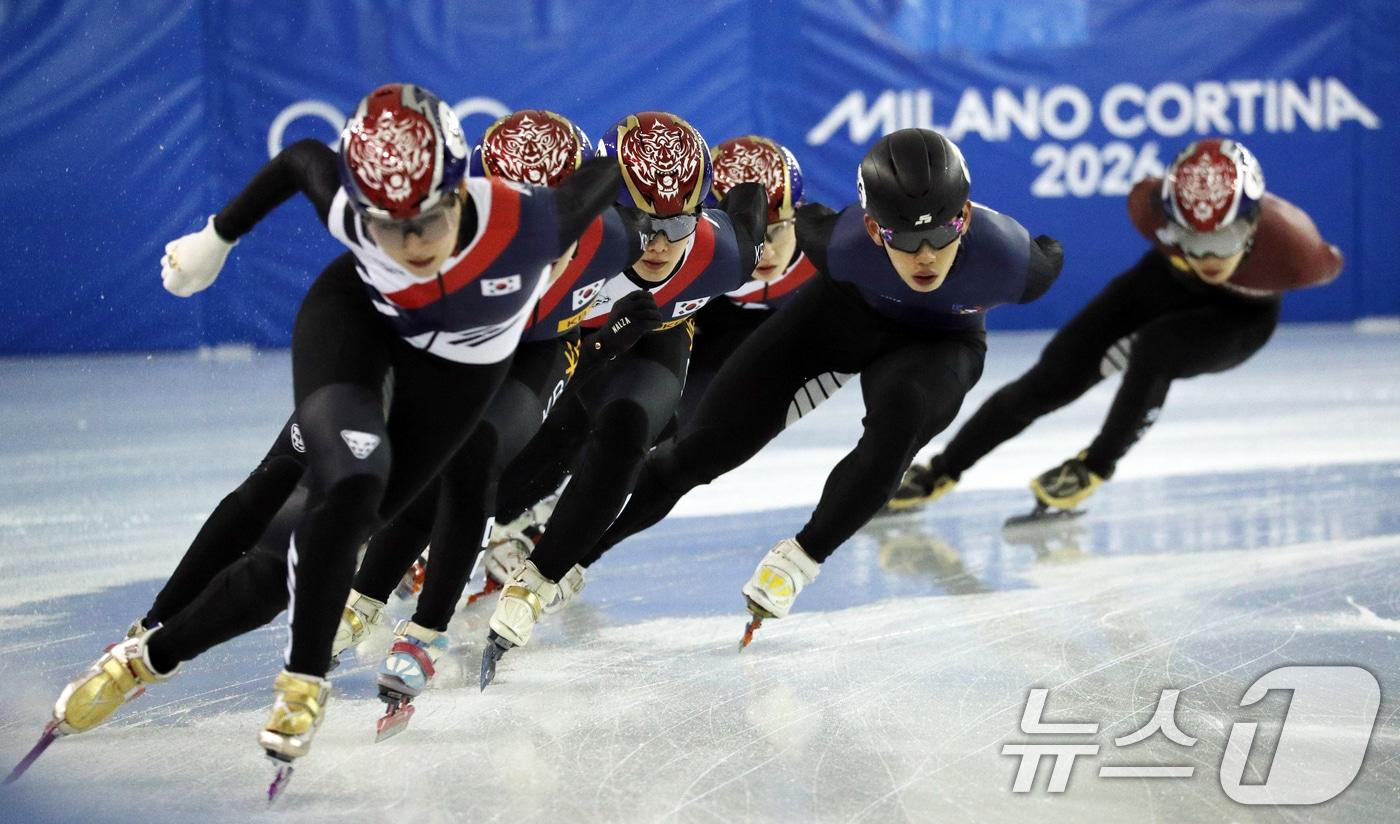 본문 이미지 - 쇼트트랙 국가대표 선수들이 동계올림픽 개막 14일 전인 23일 충북 진천국가대표선수촌 빙상장에서 훈련하고 있다. 2026.1.23/뉴스1 ⓒ News1 김용빈 기자