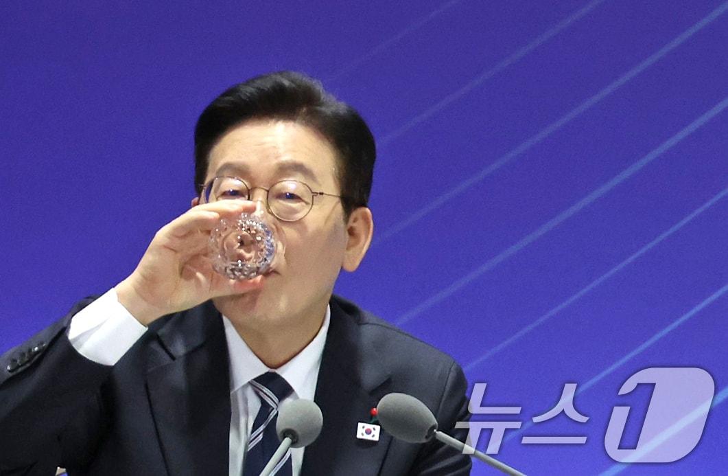 본문 이미지 - 이재명 대통령이 23일 울산전시컨벤션센터에서 열린 '울산의 마음을 듣다‘ 타운홀 미팅에서 물을 마시고 있다. 2026.1.23/뉴스1 ⓒ News1 허경 기자