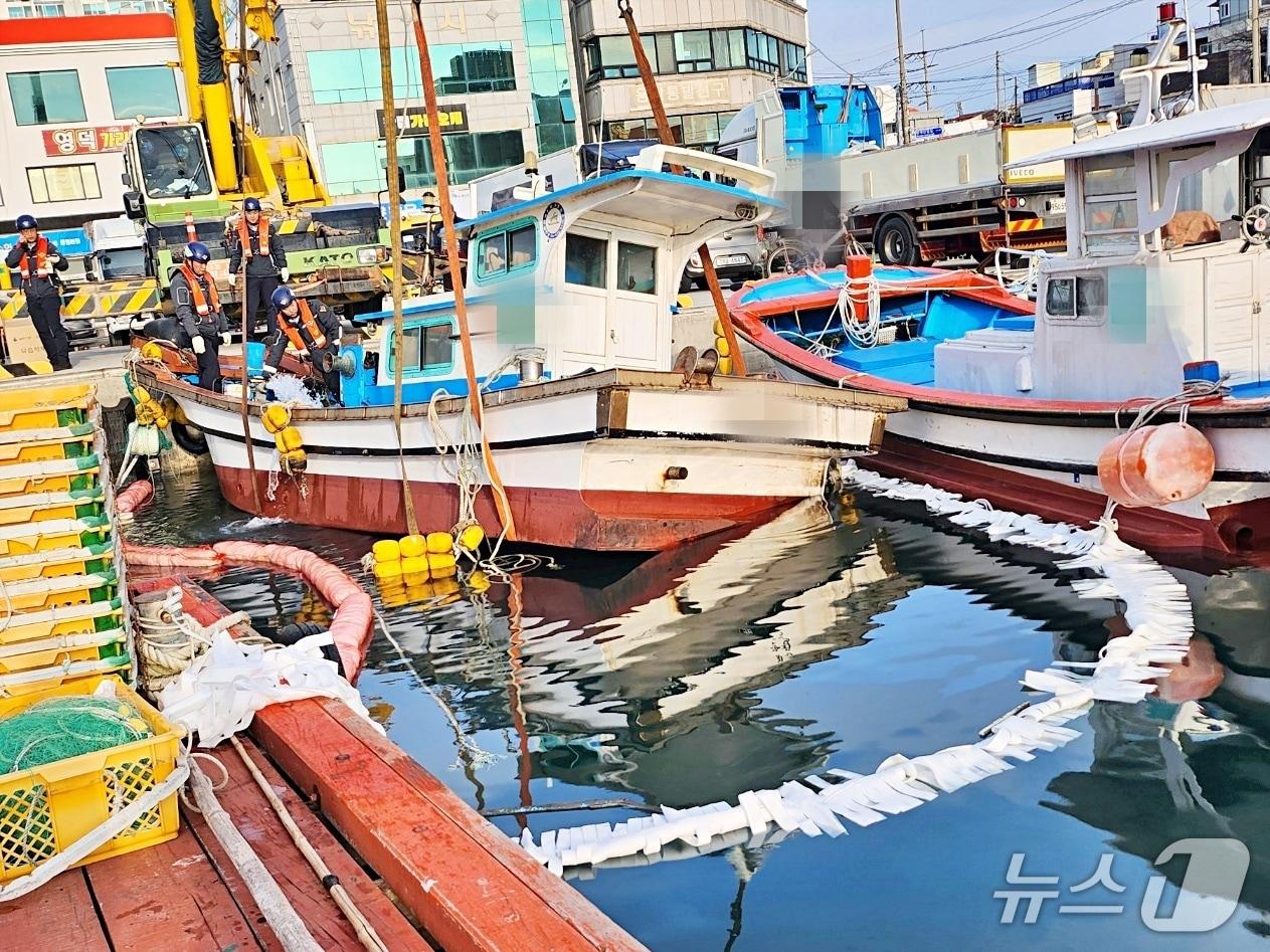 본문 이미지 - 해상 오염물질 방제 작업.(통영해경 제공. 재판매 및 DB금지)
