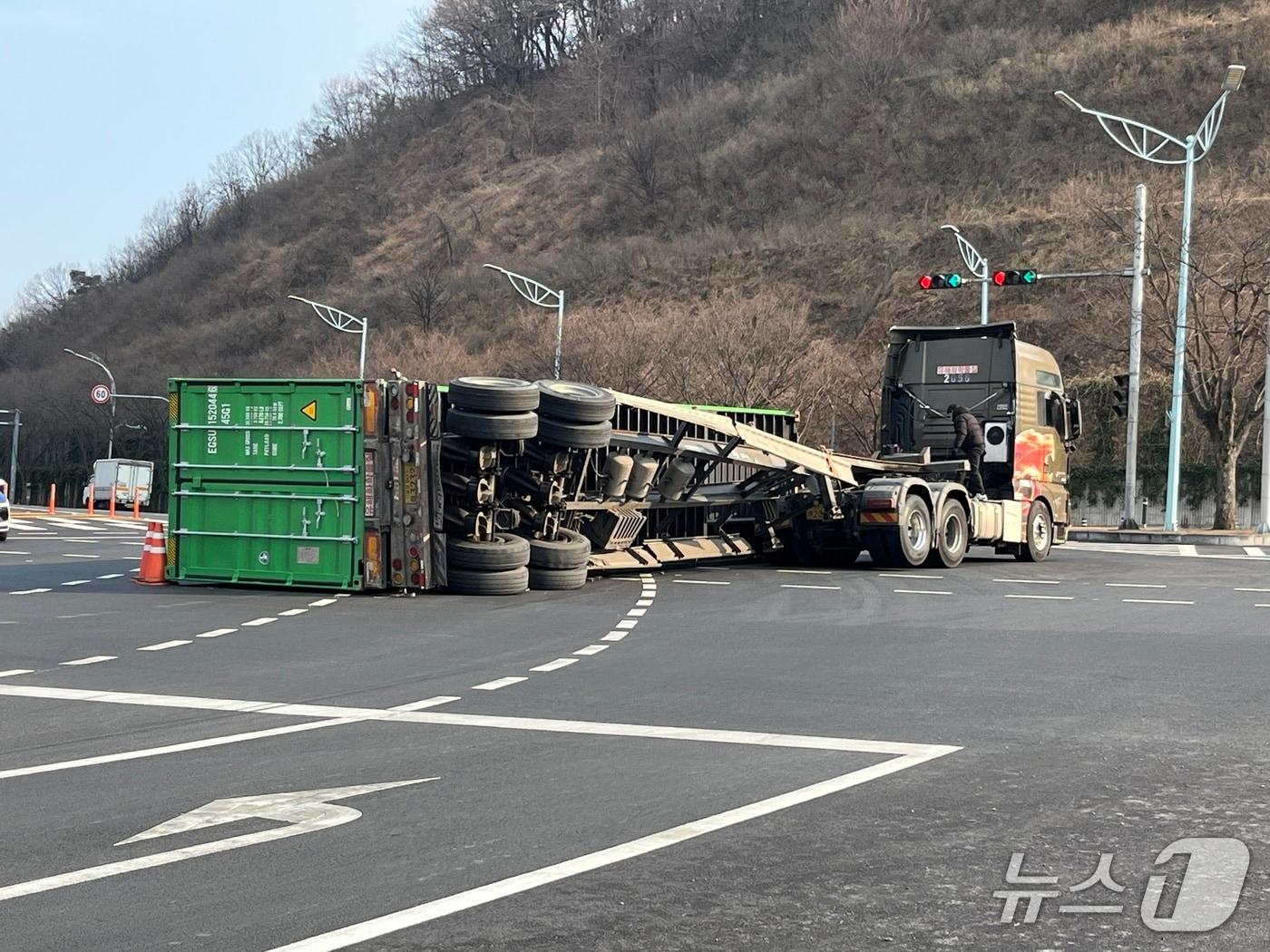 본문 이미지 - 23일 오후 대구 수성구 범안삼거리 일대에서 25톤 트레일러에 실린 컨테이너가 떨어져 차량이 멈춰 서 있다. 2026.1.23/뉴스1 ⓒ News1 공정식 기자