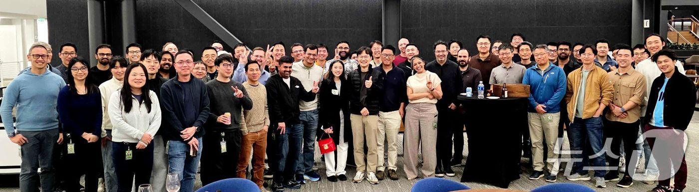 본문 이미지 - 엔비디아를 퇴사한 박민우 현대차 사장과 엔비디아 직원들의 기념촬영(박민우 사장 링크드인 갈무리)