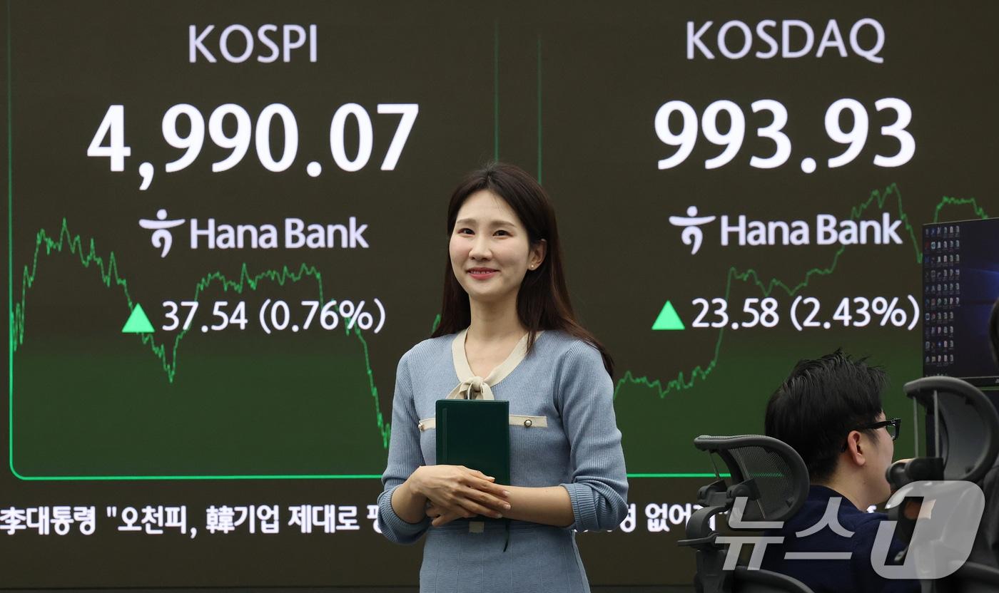 본문 이미지 - 코스피 지수가 종가 기준 사상 최고치를 갈아치운 23일 오후 서울 중구 하나은행 본점 딜링룸 전광판에 코스피 종가가 표시되고 있다. 이날 코스피는 전 거래일 대비 37.54p(0.76%) 오른 4990.07, 코스닥은 23.59p(2.43%) 오른 993.94에 장을 마쳤다. 서울 외환시장에서 원·달러 환율은 전일 대비 4.1원 내린 1465.8원에 주간 거래를 마감했다. 2026.1.23/뉴스1 ⓒ News1 오대일 기자