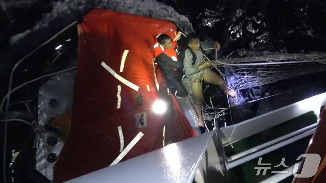 본문 이미지 - 중국 해경이 23일 남중국해 인근에서 전복된 선박서 필리핀 선원을 구조하고 있다. (출처=중국 해경 SNS)