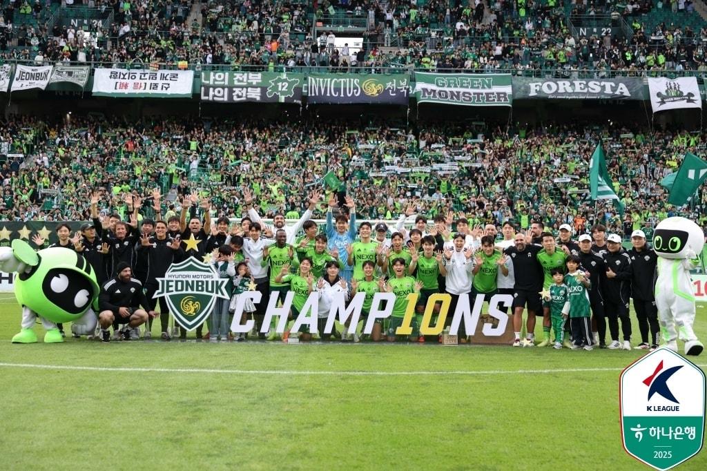 본문 이미지 - 지난해 챔피언 전북현대가 새 시즌을 앞두고 큰 폭의 변화를 맞았다. 감독도 바뀌었고 선수단도 많이 달라졌다. 중요한 시간 앞에 서 있는 전북이다. (한국프로축구연맹 제공)