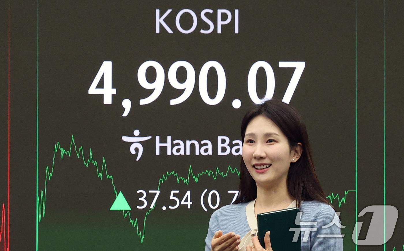 본문 이미지 - 코스피 지수가 종가 기준 사상 최고치를 갈아치운 23일 오후 서울 중구 하나은행 본점 딜링룸 전광판에 코스피 종가가 표시되고 있다. 이날 코스피는 전 거래일 대비 37.54p(0.76%) 오른 4990.07, 코스닥은 23.59p(2.43%) 오른 993.94에 장을 마쳤다. 서울 외환시장에서 원·달러 환율은 전일 대비 4.1원 내린 1465.8원에 주간 거래를 마감했다. 2026.1.23/뉴스1 ⓒ News1 오대일 기자