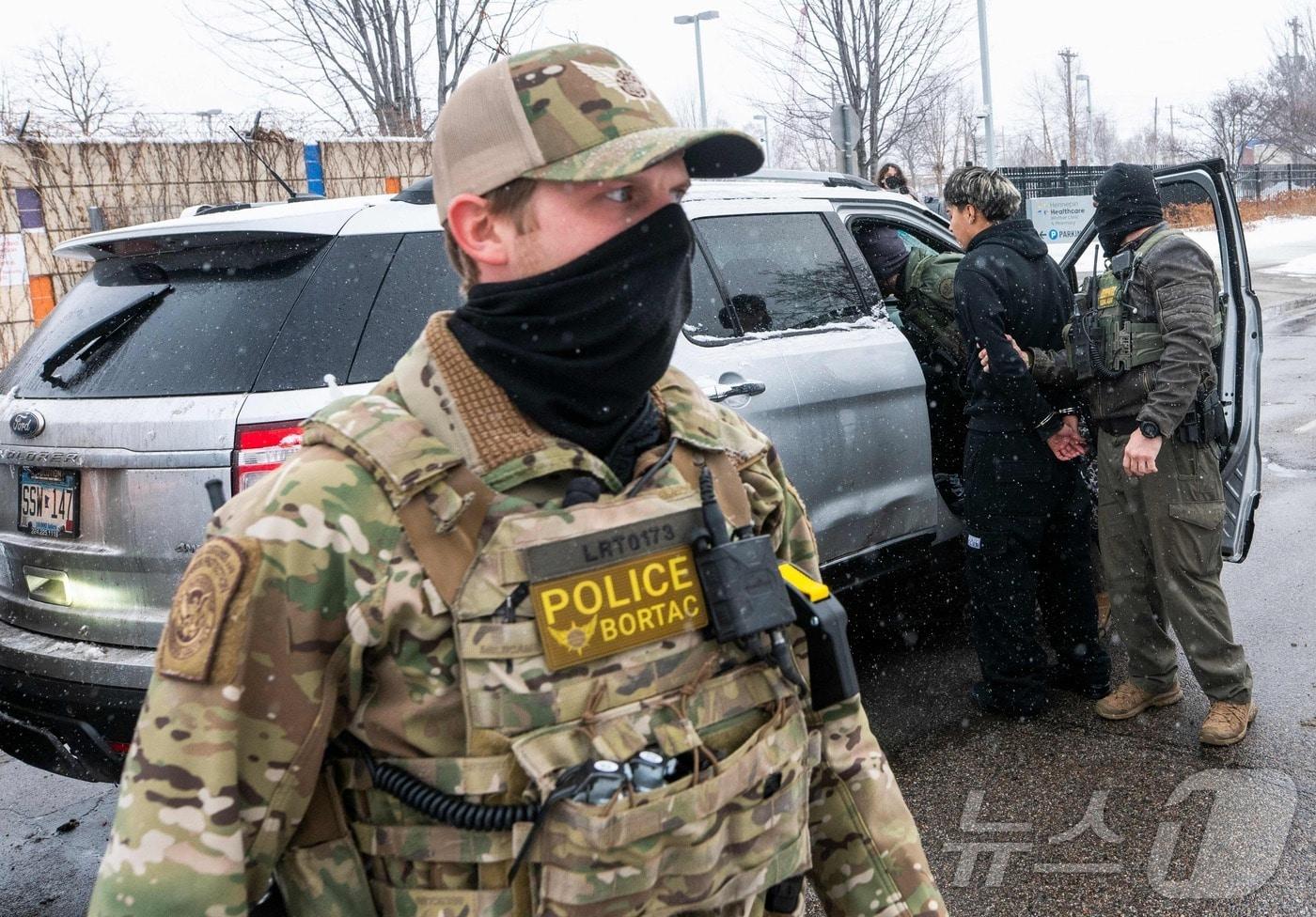 본문 이미지 - 21일(현지시간) 미국 미네소타주 미니애폴리스에서 국경수비대가 불법 이민자 단속을 하고 있다. 2026.01.21 ⓒ AFP=뉴스1 ⓒ News1 김지완 기자