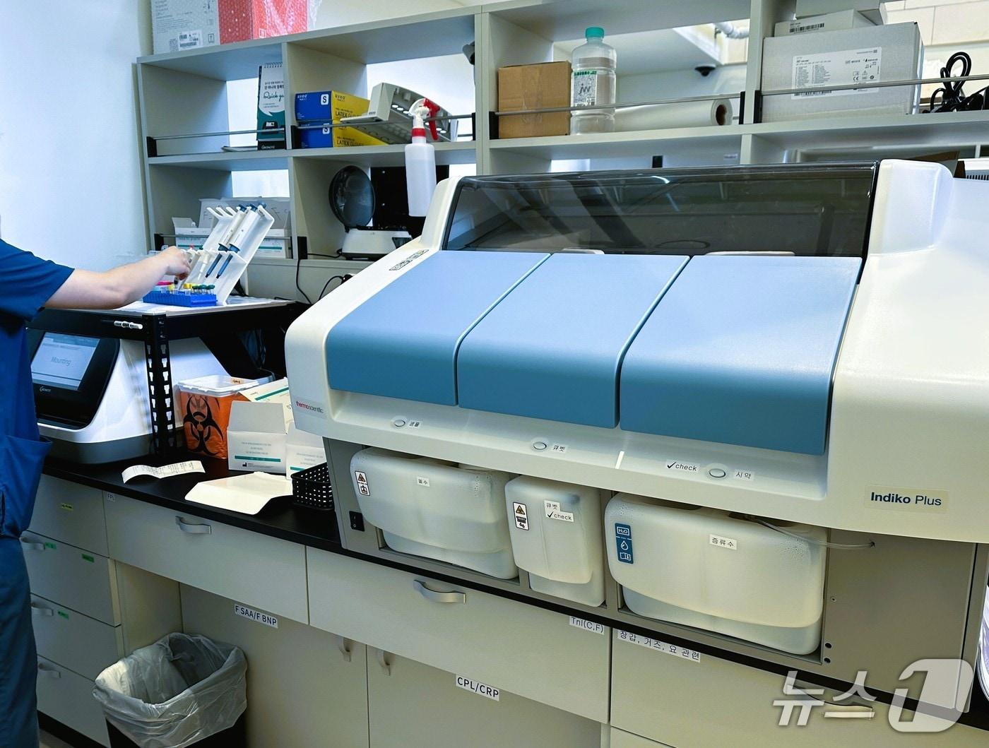 본문 이미지 - 진단검사실 내 도입한 습식 생화학 분석기(VIP동물의료센터 제공) ⓒ 뉴스1